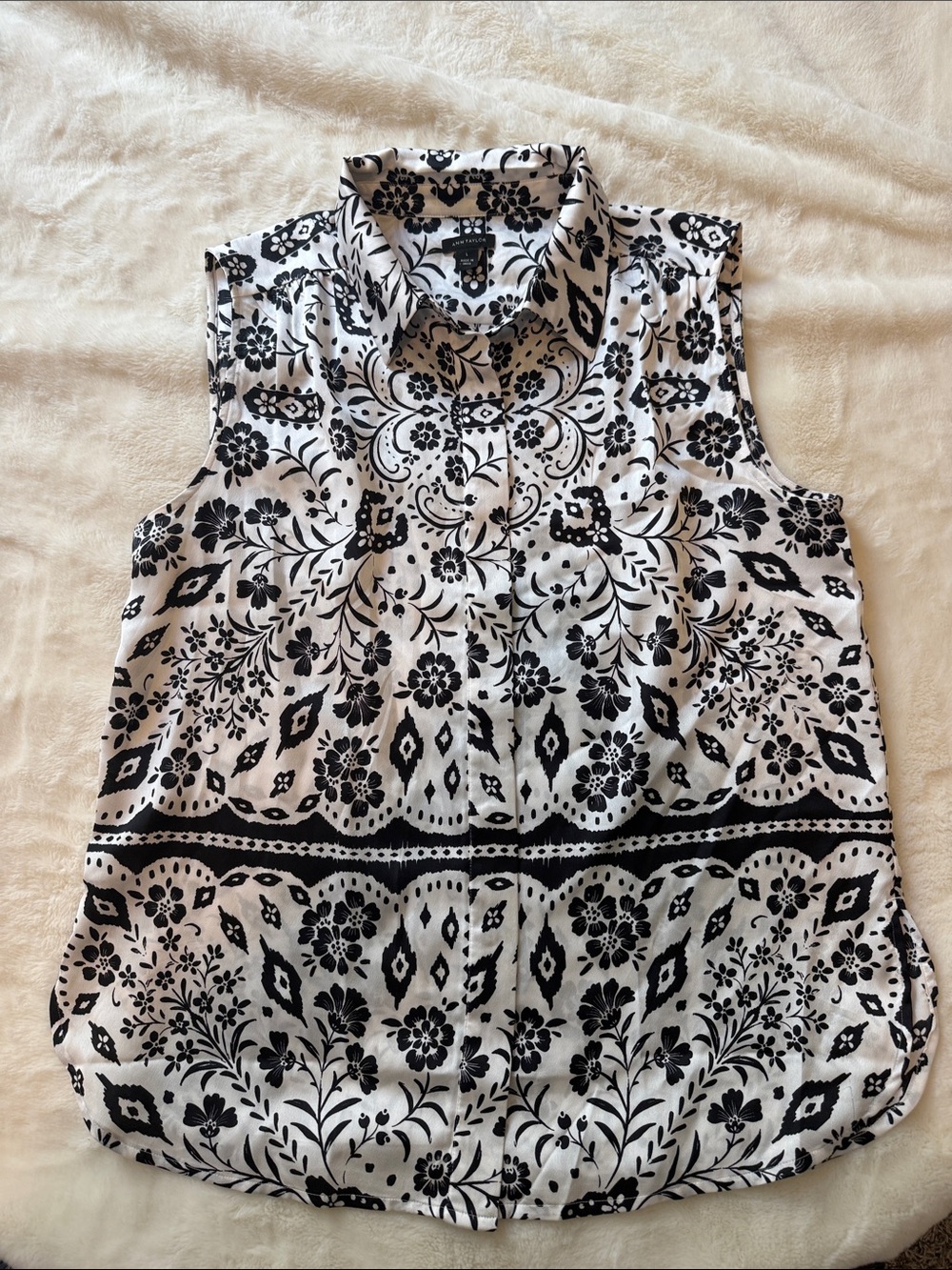 Ann Taylor Black & White Floral Sleeveless Button-Front Camisole